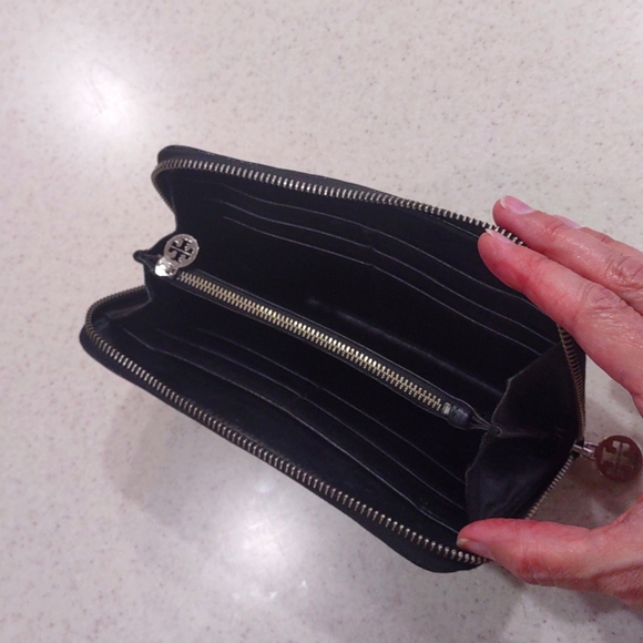 Tory Burch Miller Black Patent Leather Zip Around Continental Wallet EUC - Picture 3 of 13